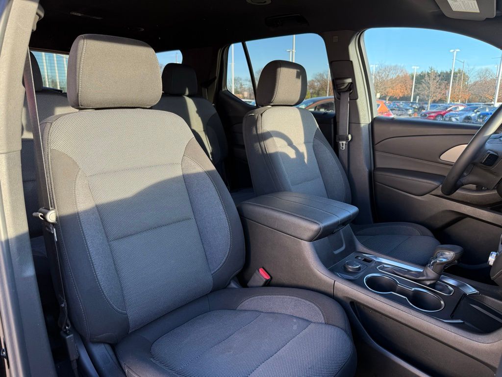 Thumbnail: 2023 Chevrolet Traverse - 32