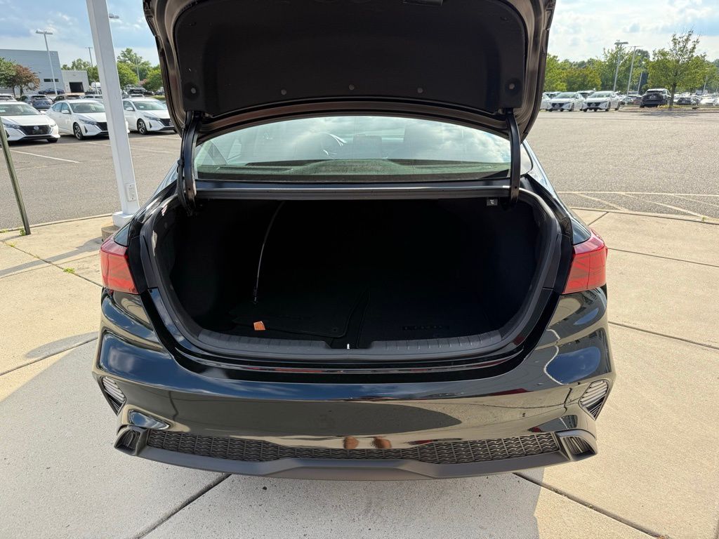 Thumbnail: 2022 Kia Forte - 28