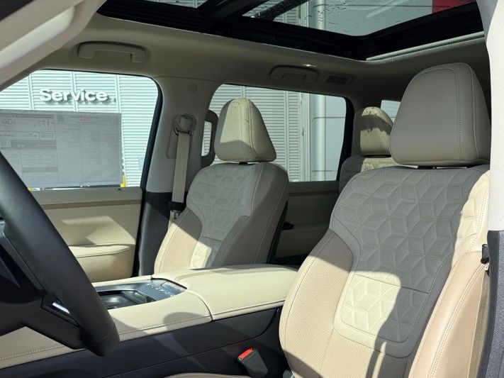 2025 Nissan Armada Platinum Edition 12