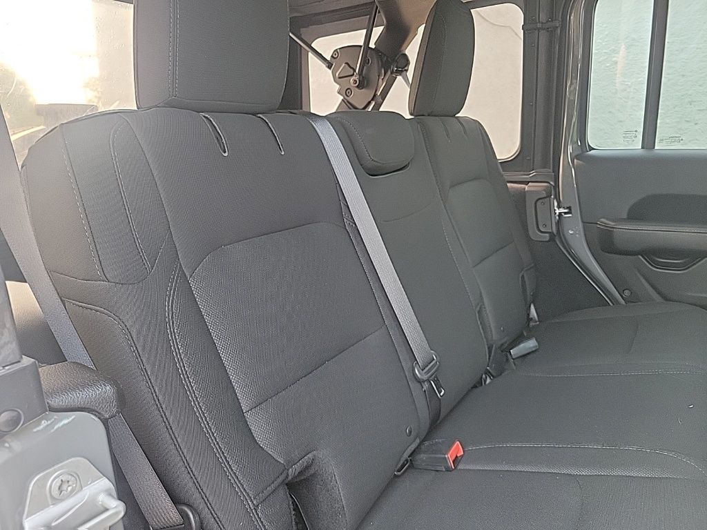 2018 Jeep Wrangler Unlimited Sahara 14