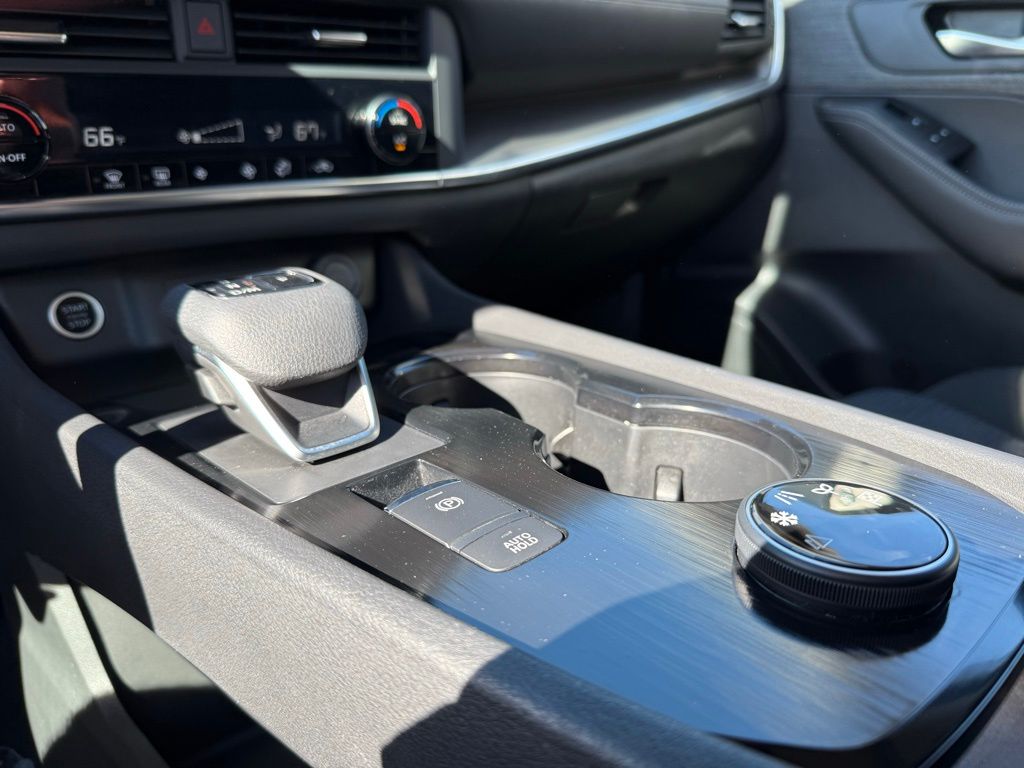 Thumbnail: 2023 Nissan Rogue - 25