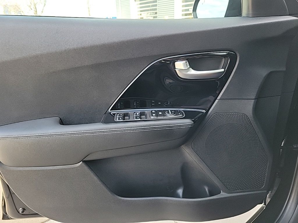 Thumbnail: 2020 Kia Niro - 25