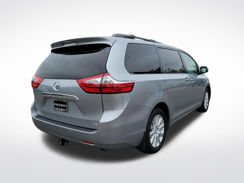 Thumbnail: 2017 Toyota Sienna - 5