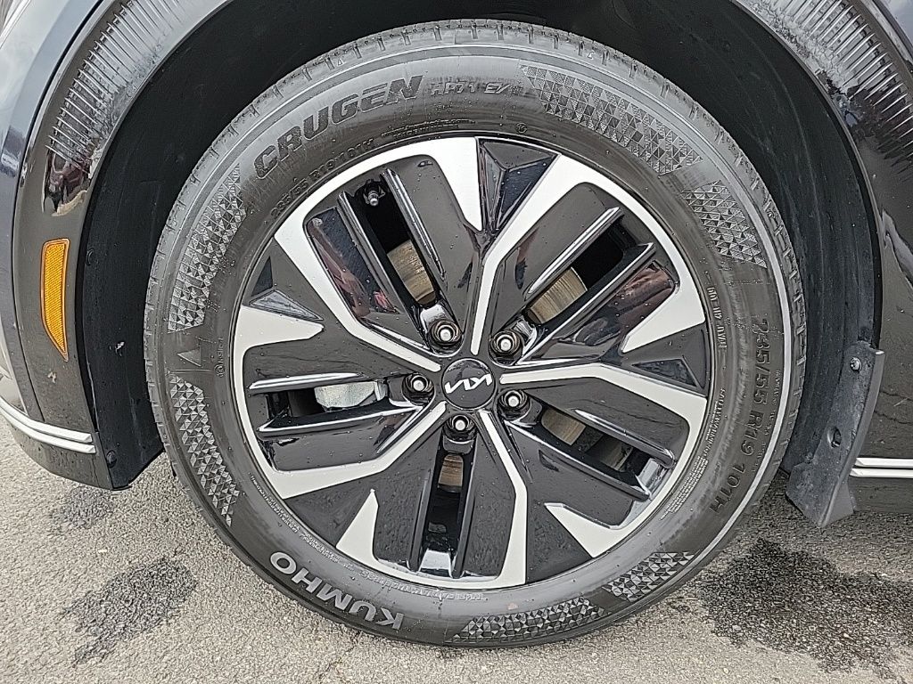 Thumbnail: 2022 Kia EV6 - 16