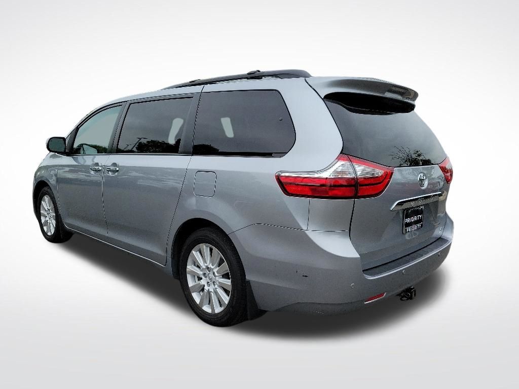 Thumbnail: 2017 Toyota Sienna - 3