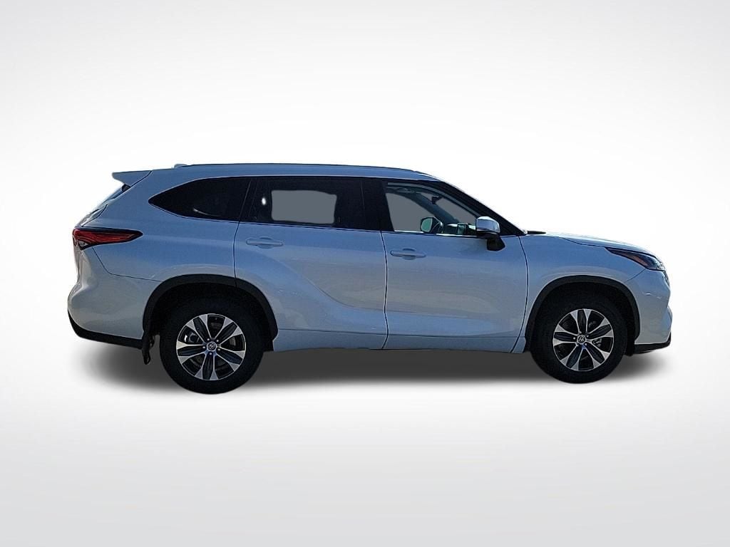 Thumbnail: 2022 Toyota Highlander - 5
