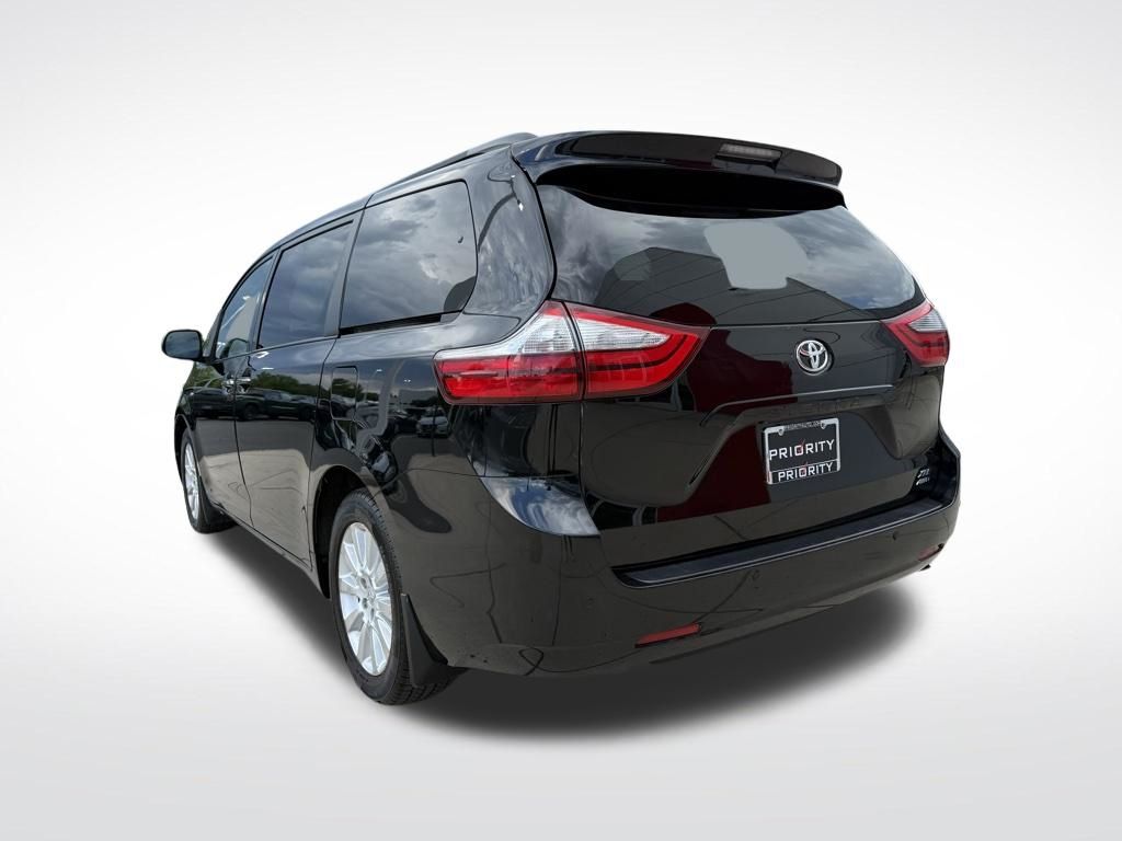 Thumbnail: 2016 Toyota Sienna - 3