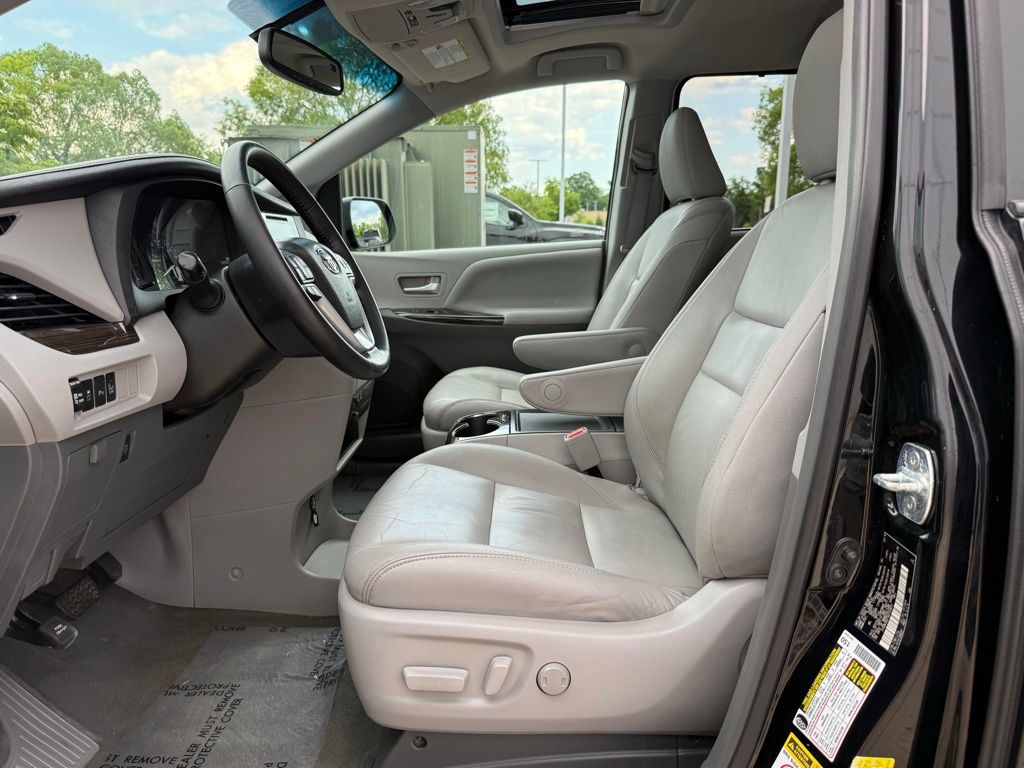 Thumbnail: 2016 Toyota Sienna - 11