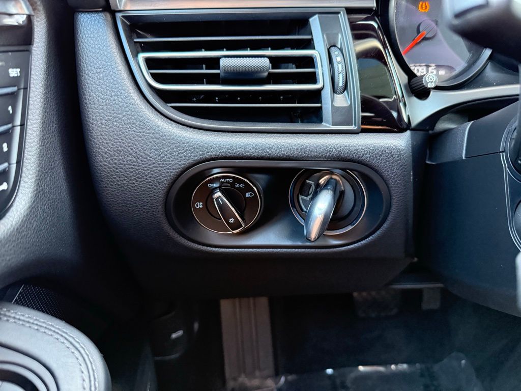 Thumbnail: 2021 Porsche Macan - 17