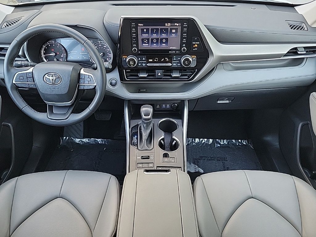 Thumbnail: 2022 Toyota Highlander - 22