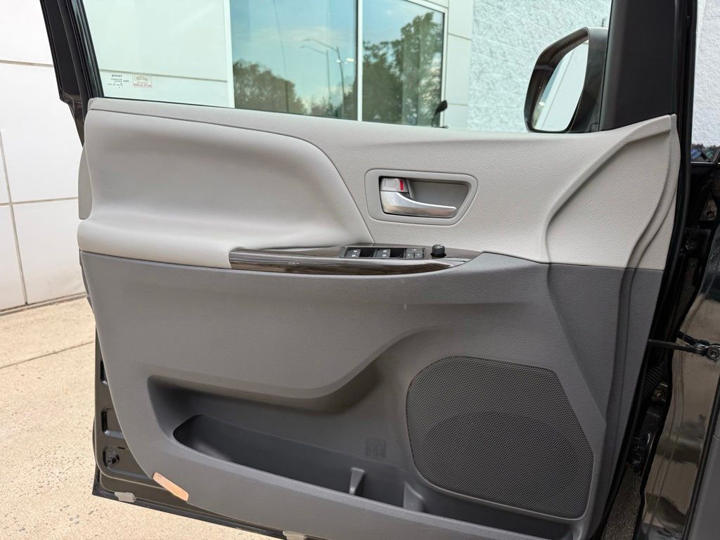 Thumbnail: 2016 Toyota Sienna - 35