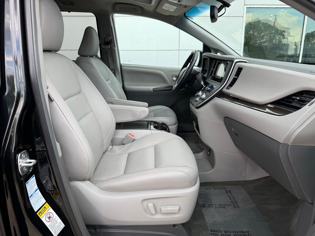 Thumbnail: 2016 Toyota Sienna - 21