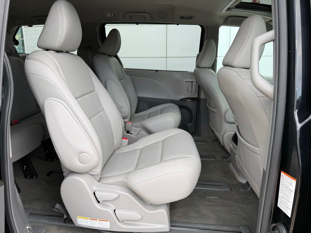Thumbnail: 2016 Toyota Sienna - 19