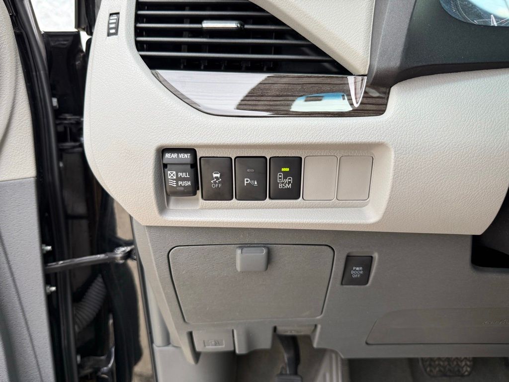 Thumbnail: 2016 Toyota Sienna - 34