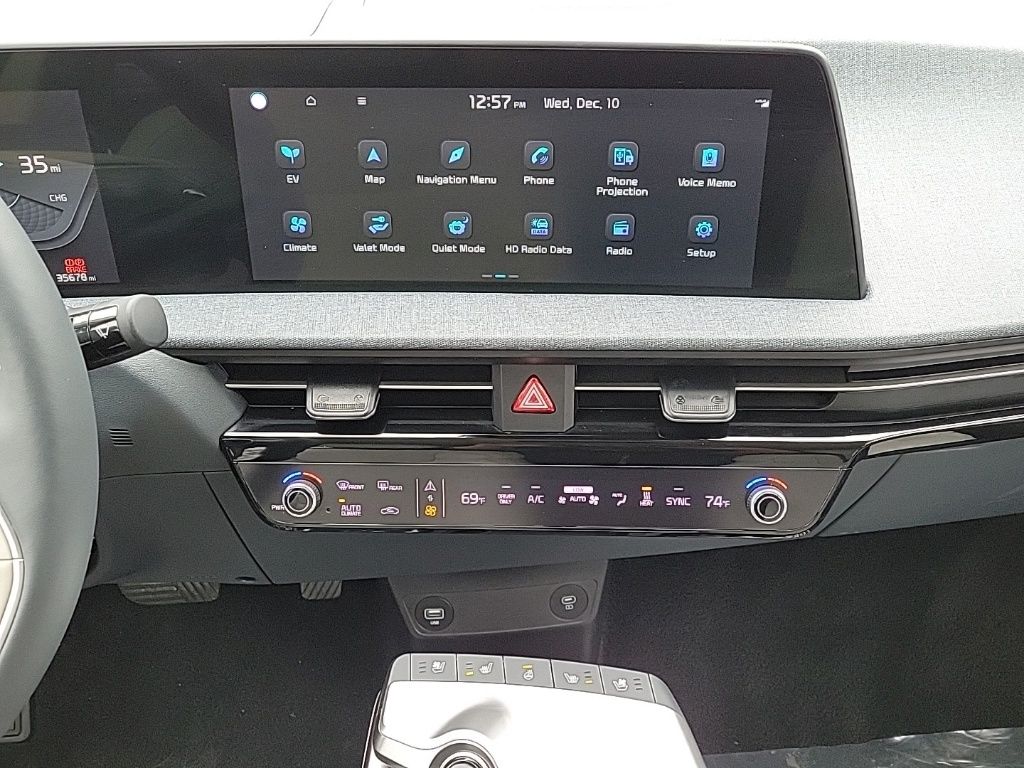 Thumbnail: 2022 Kia EV6 - 26