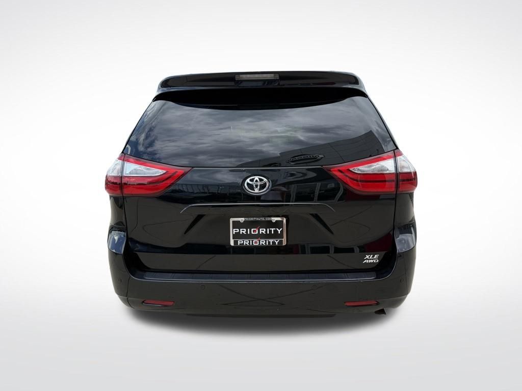 Thumbnail: 2016 Toyota Sienna - 4
