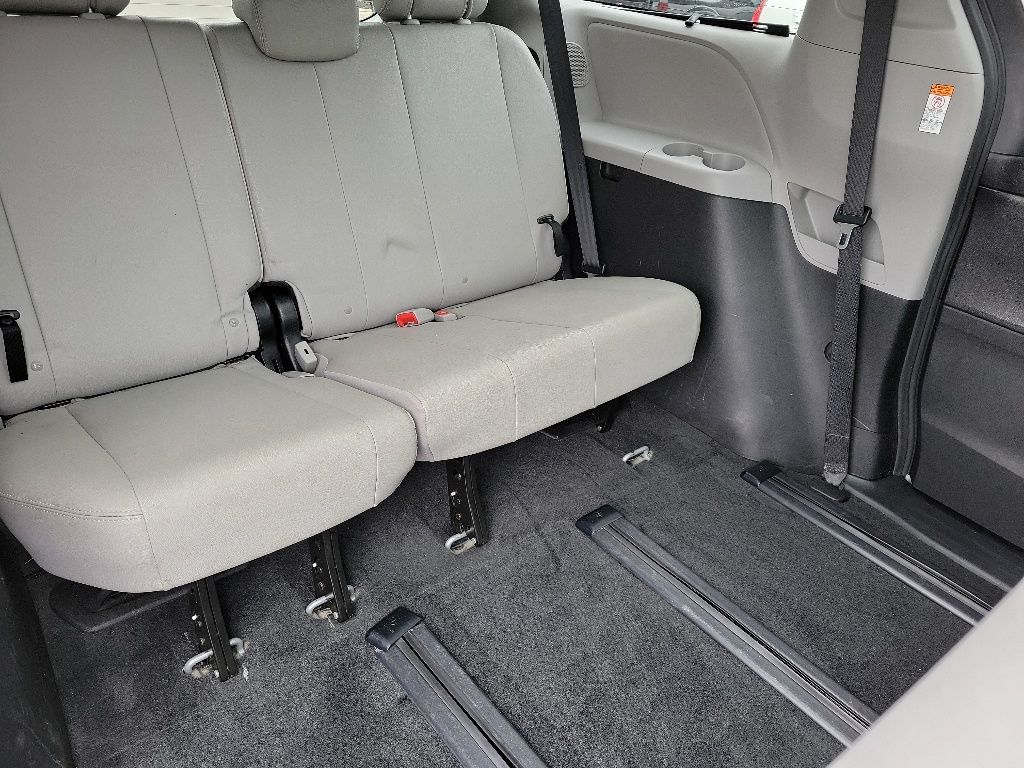 Thumbnail: 2017 Toyota Sienna - 16