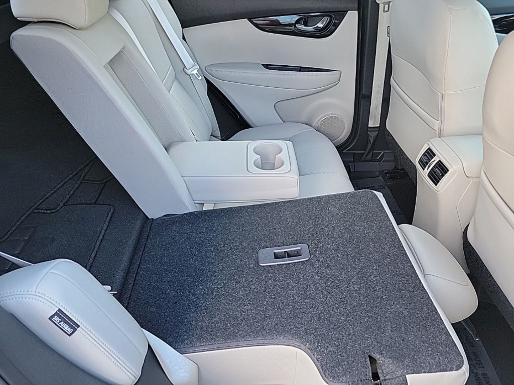 Thumbnail: 2022 Nissan Rogue Sport - 15