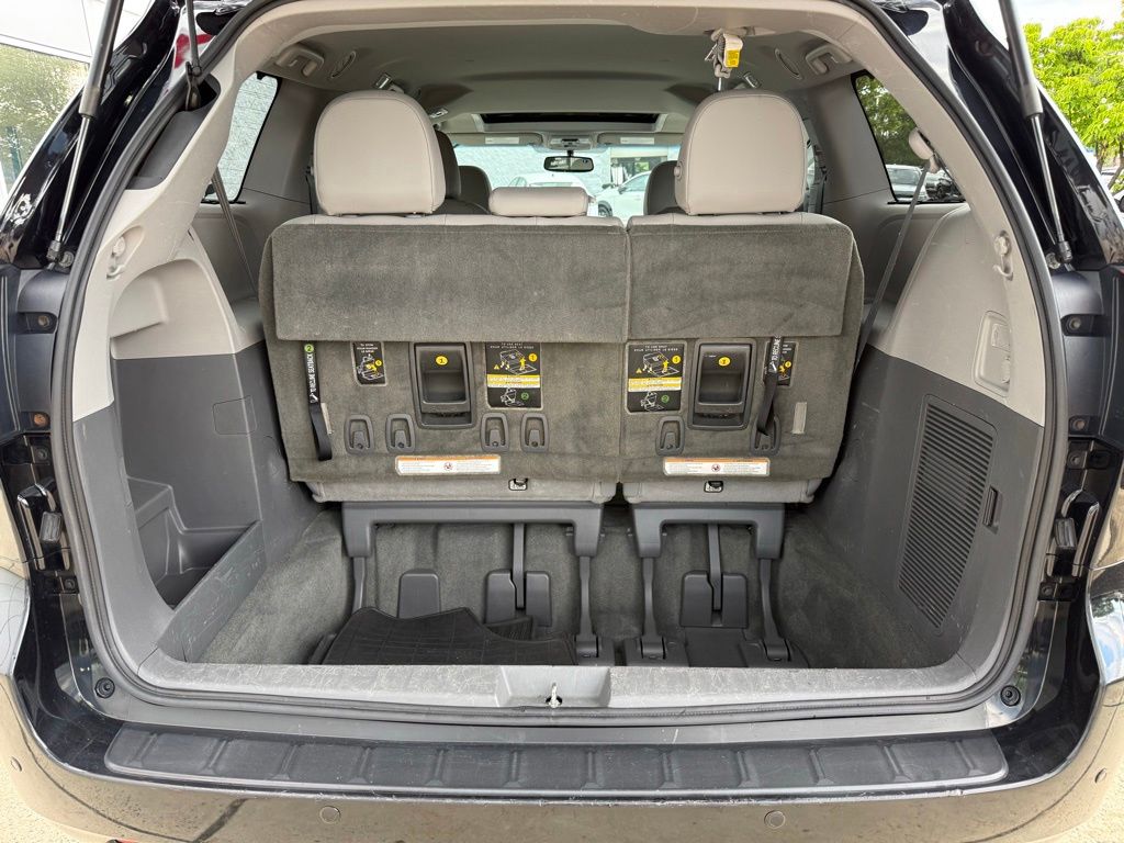 Thumbnail: 2016 Toyota Sienna - 16