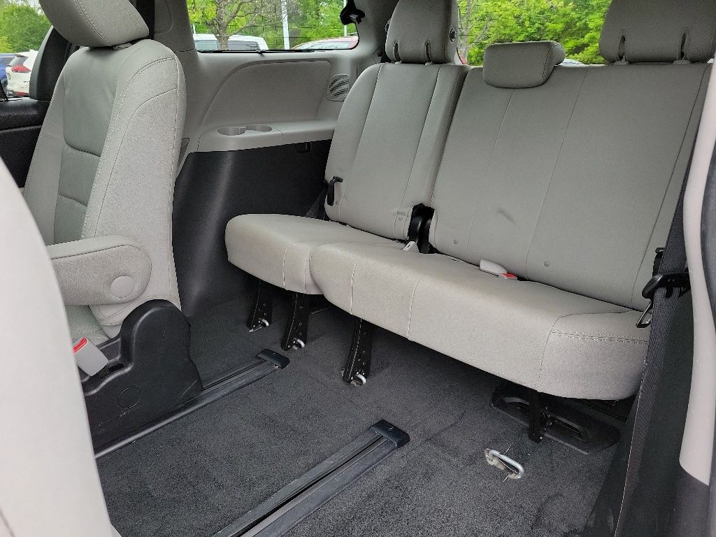 Thumbnail: 2017 Toyota Sienna - 15