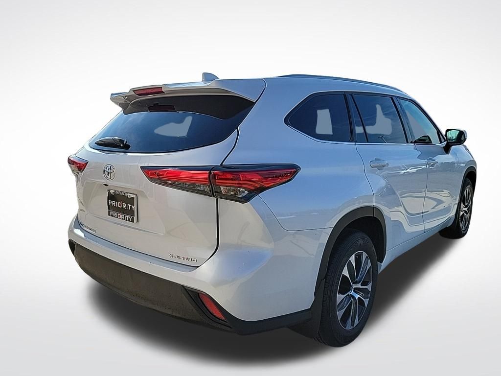 Thumbnail: 2022 Toyota Highlander - 4