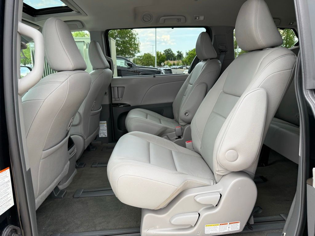 Thumbnail: 2016 Toyota Sienna - 13