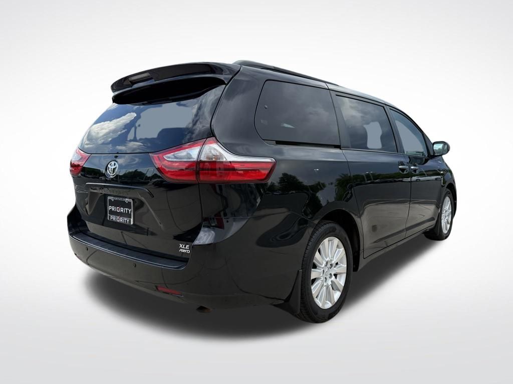 Thumbnail: 2016 Toyota Sienna - 5