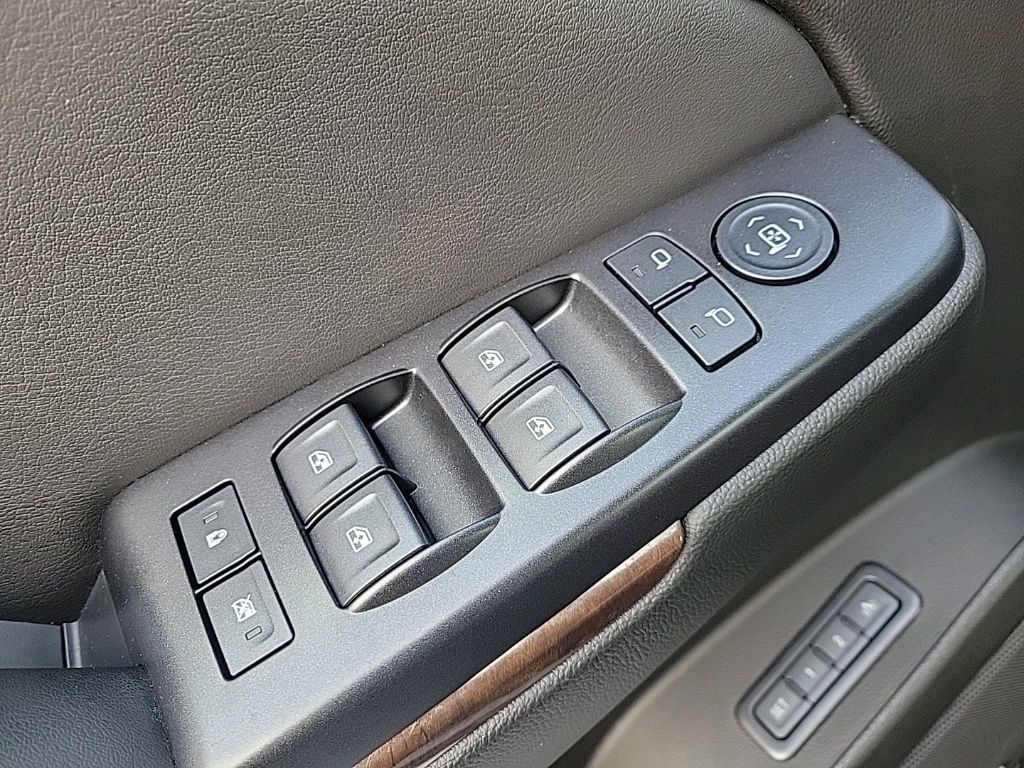 Thumbnail: 2018 Chevrolet Tahoe - 34