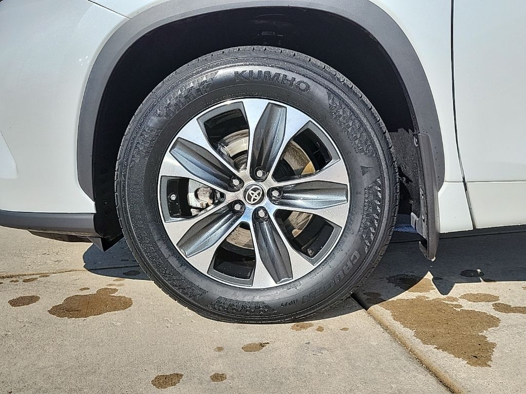 Thumbnail: 2022 Toyota Highlander - 9