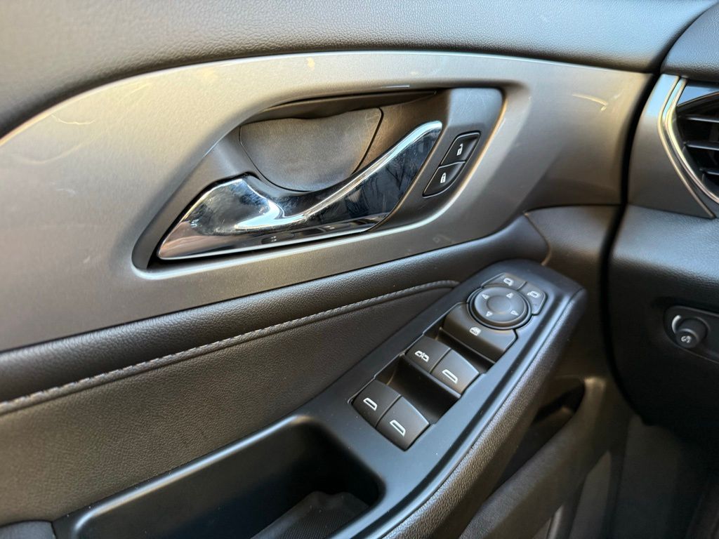 Thumbnail: 2023 Chevrolet Traverse - 15