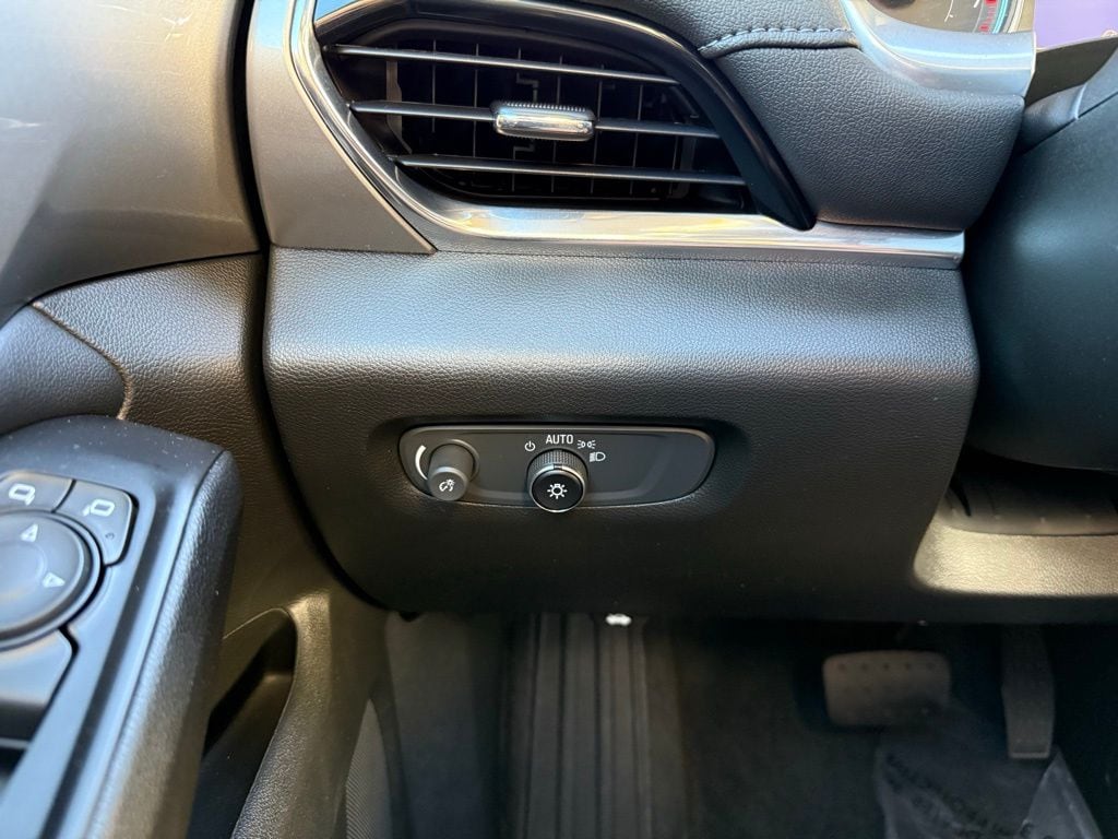 Thumbnail: 2023 Chevrolet Traverse - 16