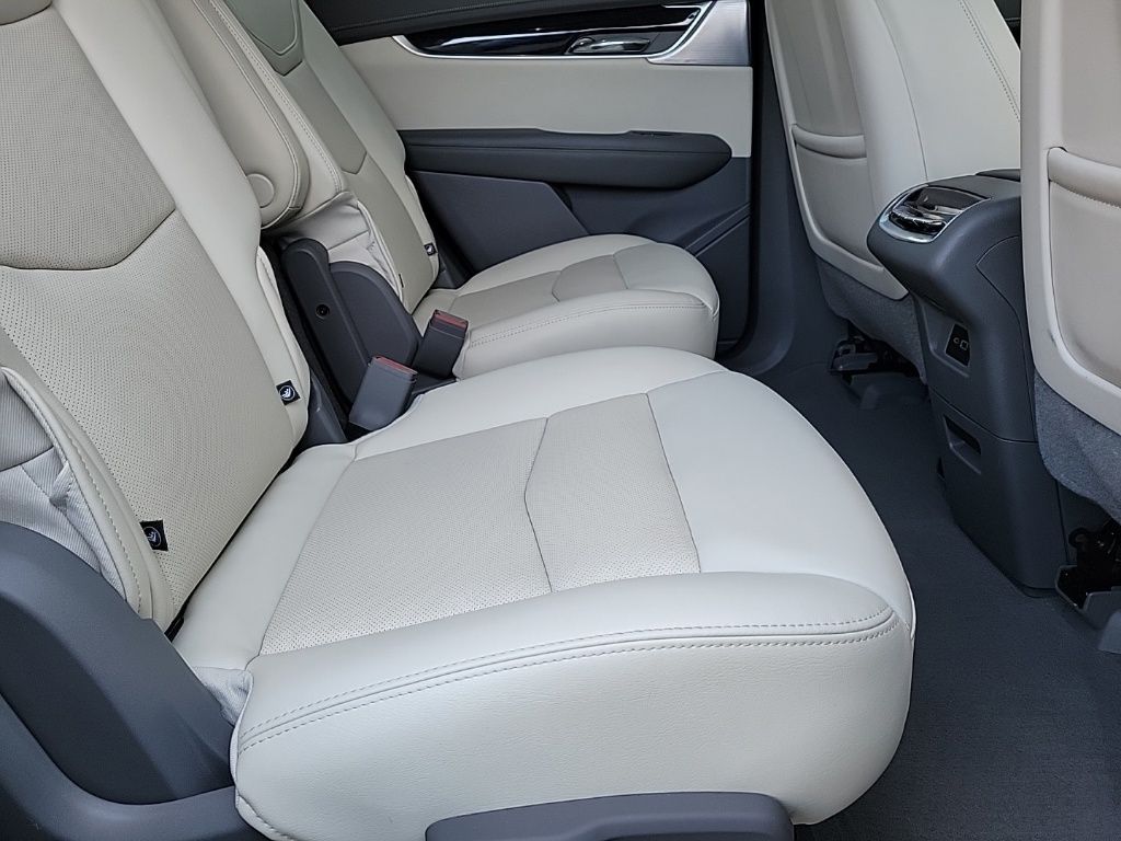 Thumbnail: 2023 Cadillac XT6 - 16