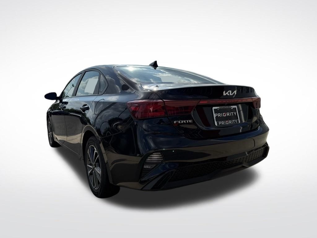 Thumbnail: 2022 Kia Forte - 3