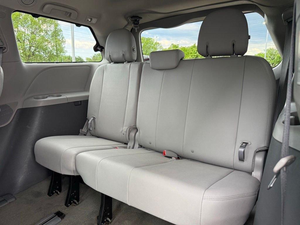 Thumbnail: 2016 Toyota Sienna - 15