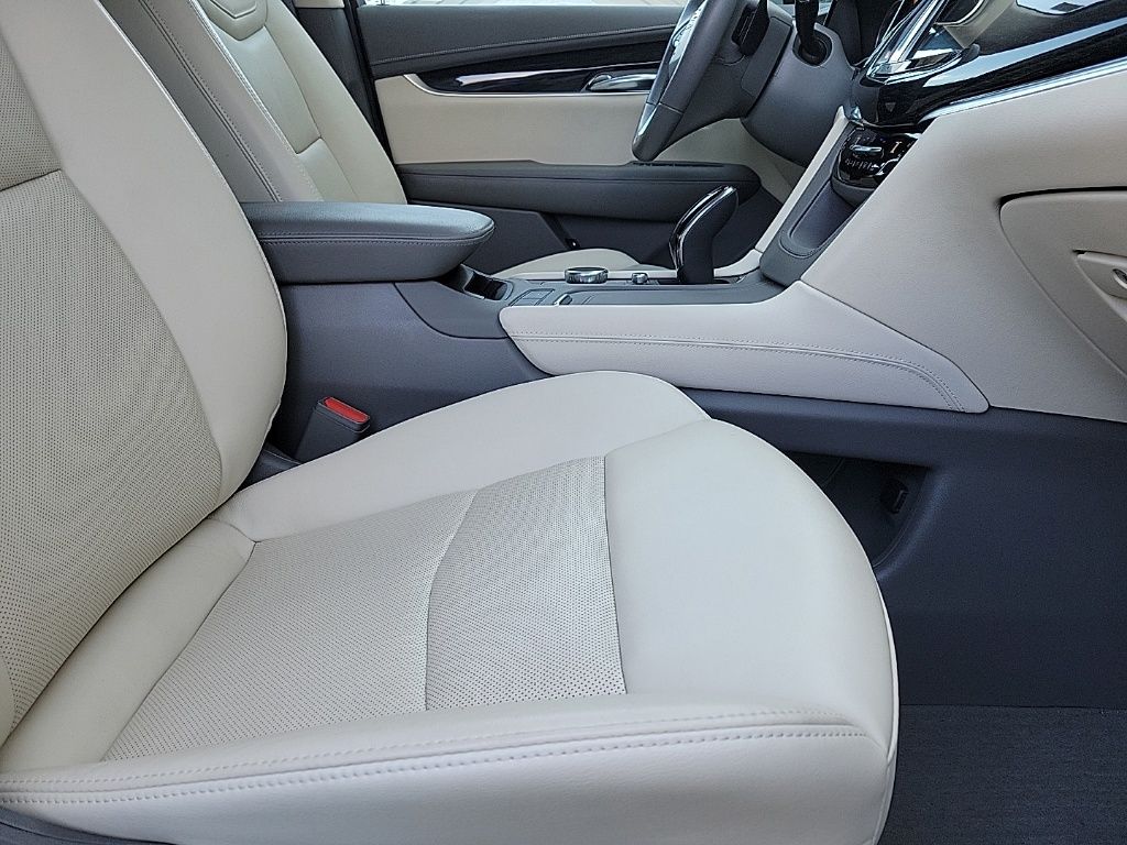 Thumbnail: 2023 Cadillac XT6 - 13