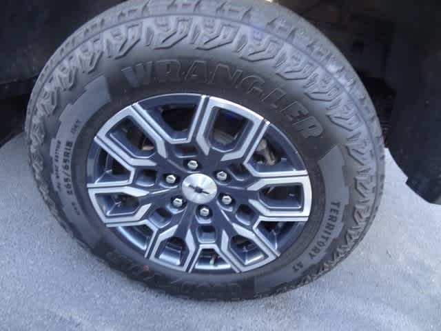 Thumbnail: 2024 Chevrolet Colorado - 10