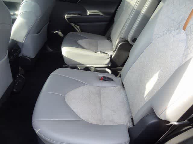 Thumbnail: 2023 Toyota Highlander - 9