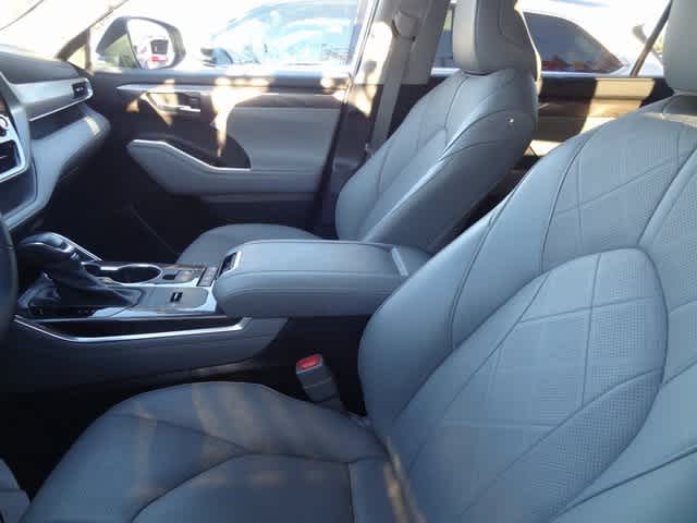 Thumbnail: 2022 Toyota Highlander - 6