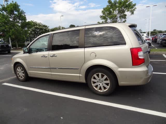 Thumbnail: 2016 Chrysler Town & Country - 3