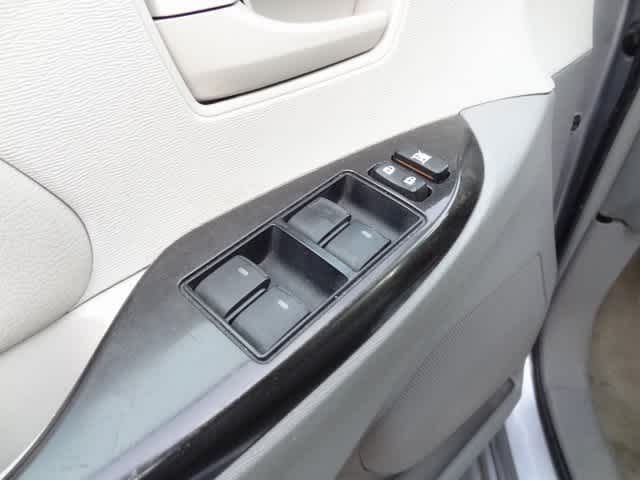 2011 Toyota Sienna LE 8
