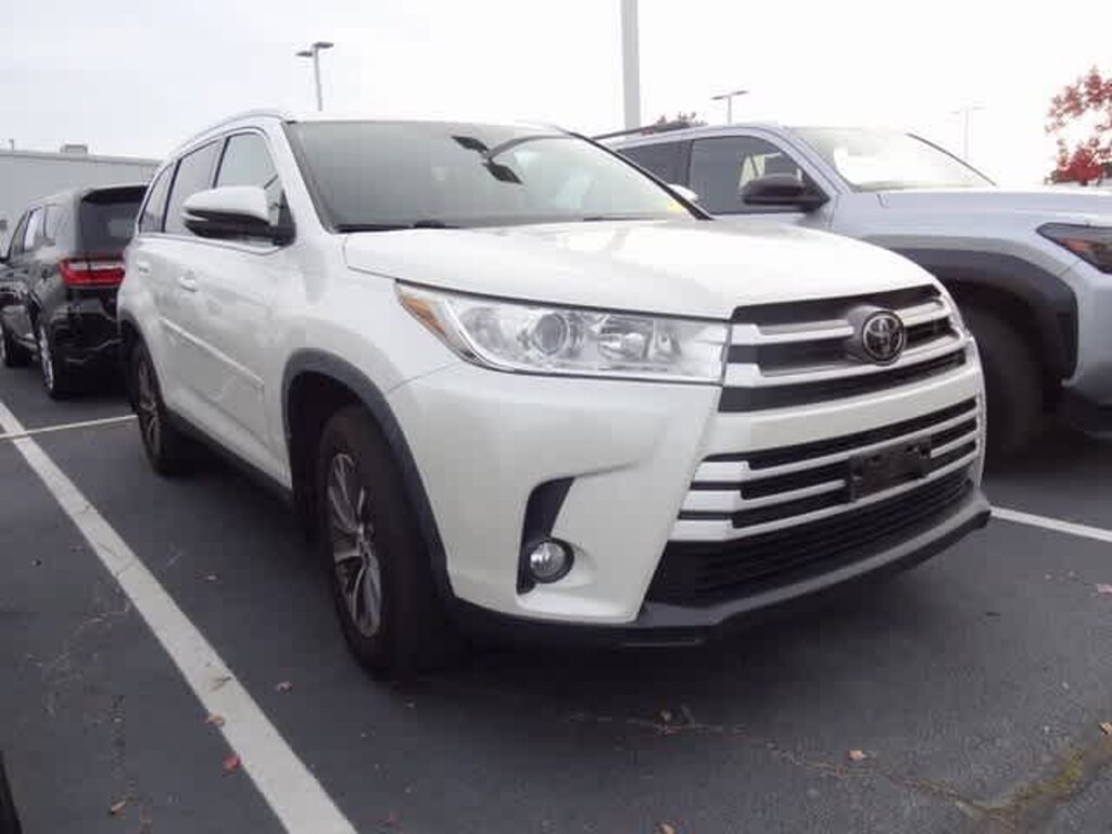 Used 2019 Toyota Highlander XLE V6 SUV