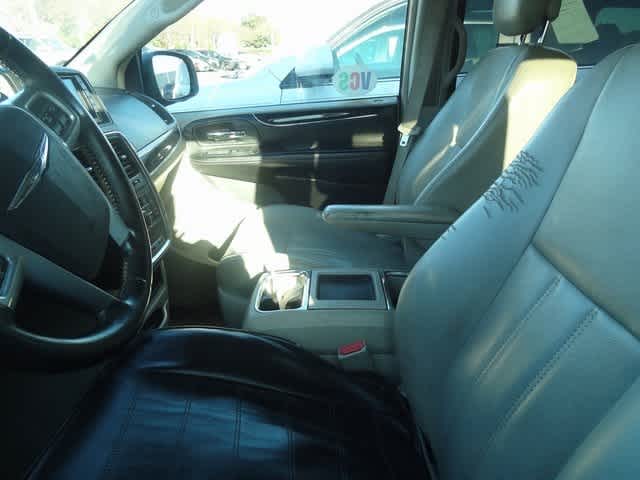 Thumbnail: 2013 Chrysler Town & Country - 4