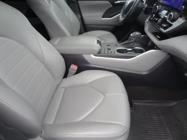 Thumbnail: 2023 Toyota Highlander - 18