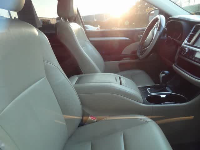 Thumbnail: 2015 Toyota Highlander - 8