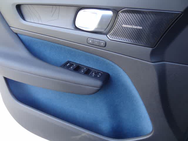 Thumbnail: 2023 Volvo C40 - 20