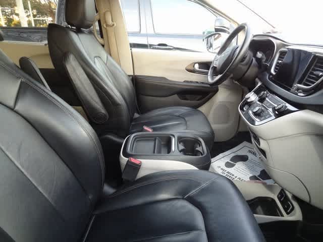 Thumbnail: 2017 Chrysler Pacifica - 10