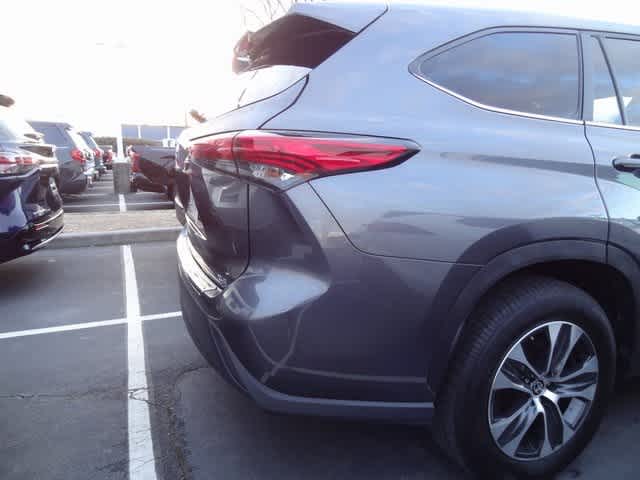 Thumbnail: 2023 Toyota Highlander - 15