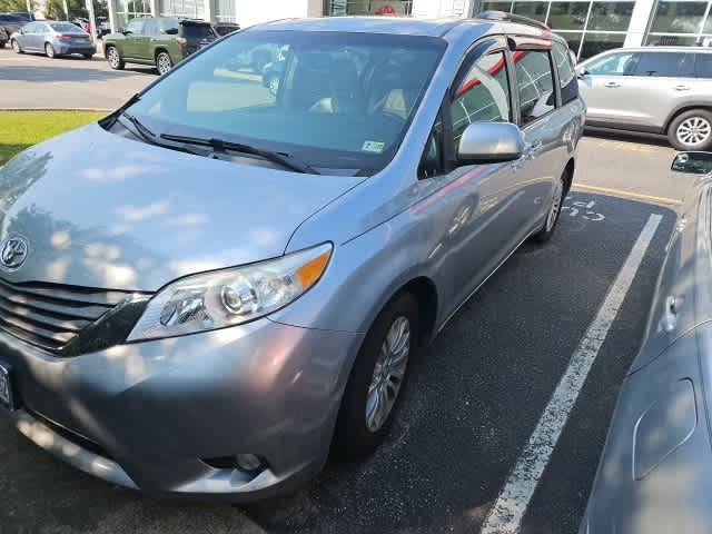 Thumbnail: 2017 Toyota Sienna - 4
