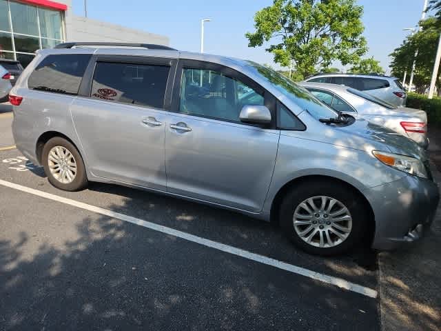 Thumbnail: 2017 Toyota Sienna - 5