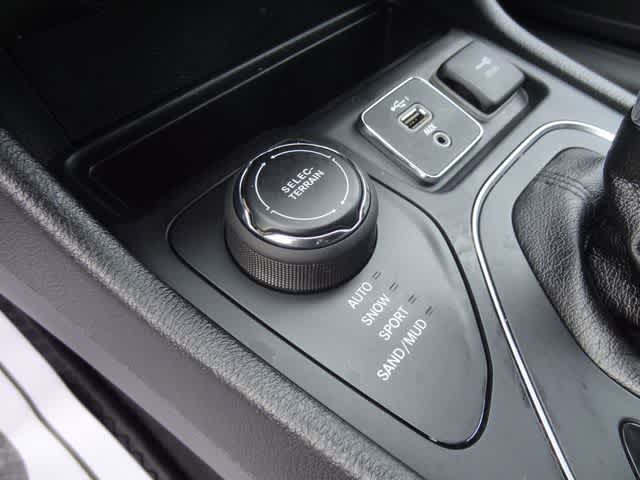 Thumbnail: 2020 Jeep Cherokee - 12